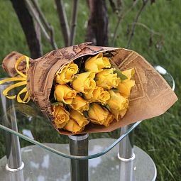 15 желтых роз с зеленью в крафте