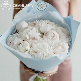 Букет из 11 нежно-розовых пионов Standart Plus в голубой пленке