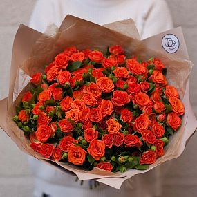 Современный букет  из 23 оранжевых кустовых роз 40 см (Кения)
