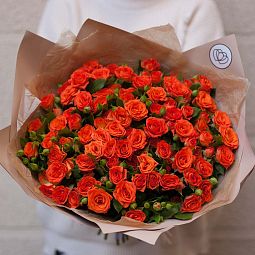 Современный букет  из 23 оранжевых кустовых роз 40 см (Кения)