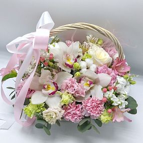 Корзина с орхидеями и хлопком