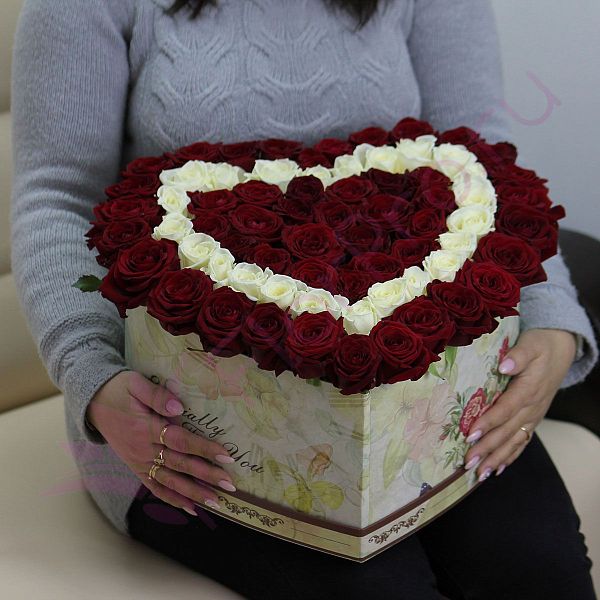 Сердце из 75 роз