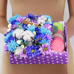 Коробочка с макарунами, хризантемой и хлопком