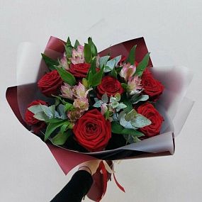 Букет из красных роз и альстромерии