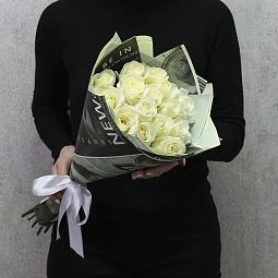 15 белых роз "Аваланч" 50 см в дизайнерской упаковке