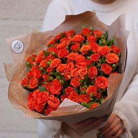 Современный букет  из 23 оранжевых кустовых роз 40 см (Кения)