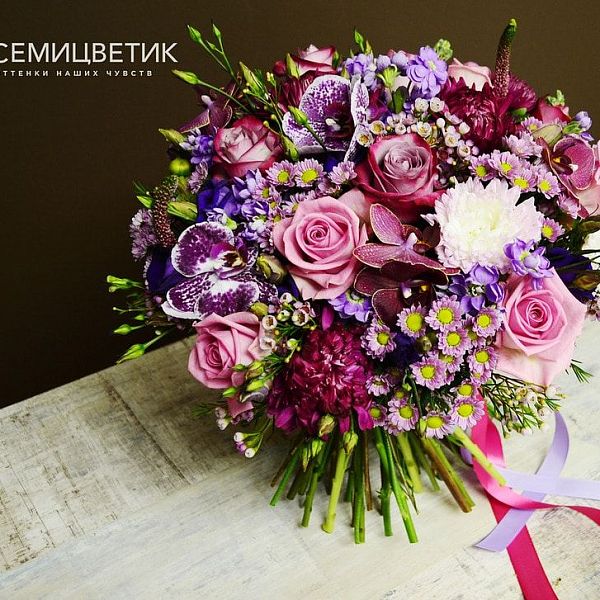 Букет из роз, хризантемы сантини и астры в упаковке