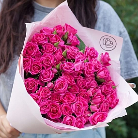 Букет из 21 малиновой кустовой розы 40 см (Кения) в розовой пленке
