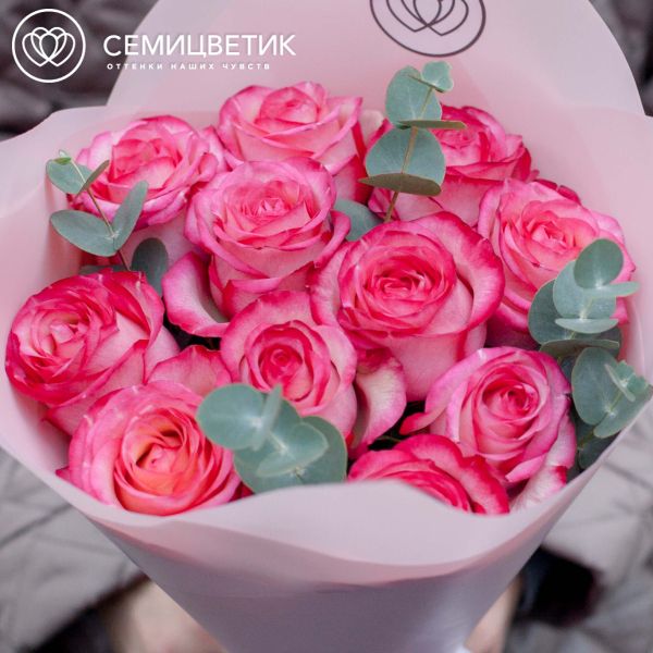 Букет из 11 кремовых с розовой каймой роз (Эквадор) 50 см Caroussel с эвкалиптом