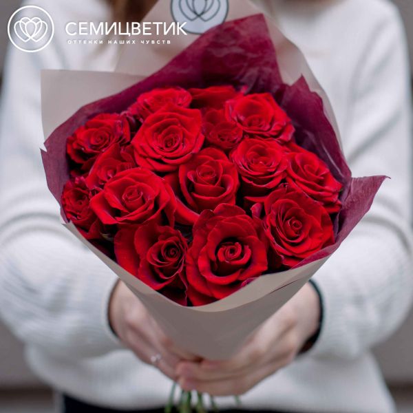 Букет из 15 красных с темной каймой роз (Россия) 40 см