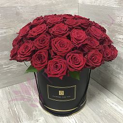 Коробка из 51 розы «Красные розы в черной коробке»