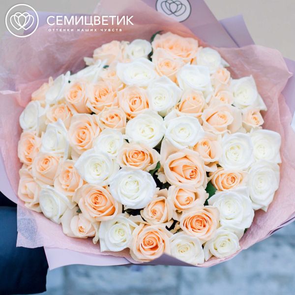Букет из 51 белой и кремовой розы (Россия) 40 см