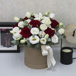 Коробка с красными розами и белой эустомой "Марго"