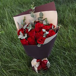 Букет из 15 красных роз с эвкалиптом в упаковке