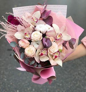 Букет с орхидеями и пионовидными розами