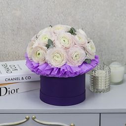 Букет цветов из 17 ранункулюсов в фиолетовой коробке