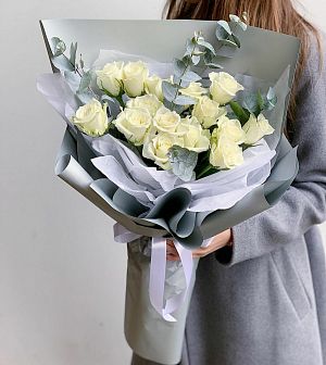 Белые розы с эвкалиптом в стильной упаковке