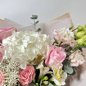 Свадебный букет  из пионовидной кустовой розы с гипсофилой