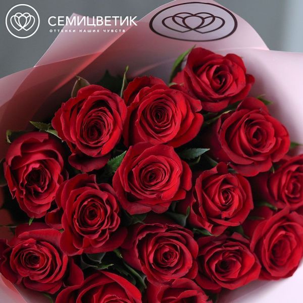 Букет из 15 красных роз 40 см (Кения) в розовой упаковке