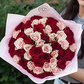Букет из 51 красной и нежно-розовой розы 30 см (Кения)