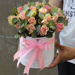 Коробка из 25 роз «Розы с эвкалиптом»