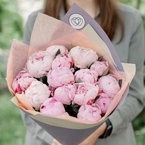 Букет из 15 розовых пионов Standart Plus в сиреневой пленке