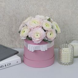 Букет цветов из 13 ранункулюсов в розовой коробке