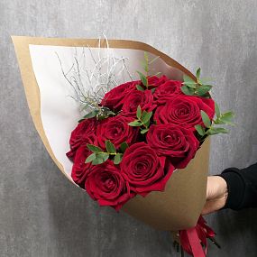 Букет с ароматными красными розами и эвкалиптом в крафте