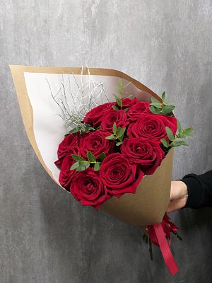 Букет с ароматными красными розами и эвкалиптом в крафте