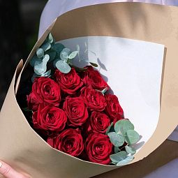 Букет «11 красных роз с эвкалиптом»