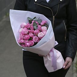 Букет из 5 розовых кустовых роз Леди Бомбастик с эвкалиптом