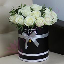 25 белых роз Аваланч в черной коробке с зеленью