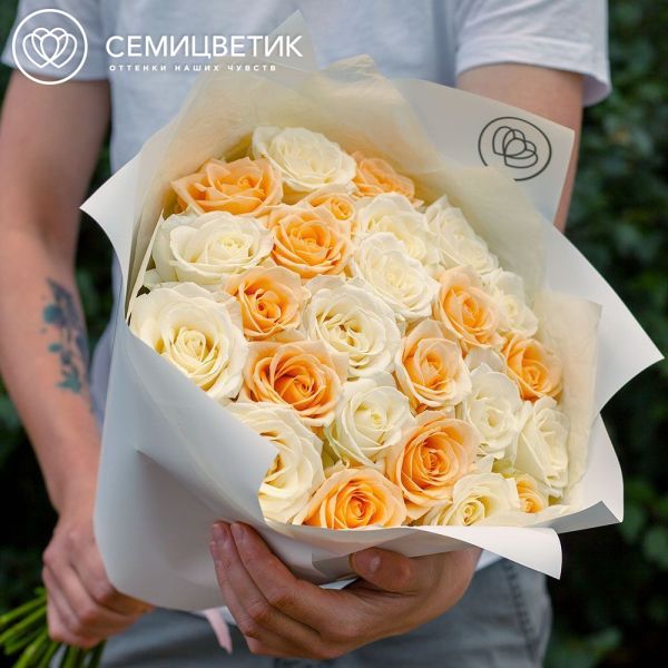 Букет из 25 белой и кремовой розы 50 см (Россия)