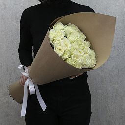 25 белых роз "Аваланч" 60 см в крафт бумаге