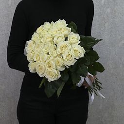 25 белых роз "Аваланч" 60 см