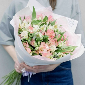 Букет из 23 розовых и белых альстромерий