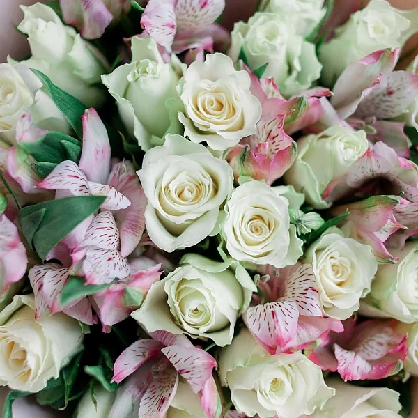 Букет из 25 розовых роз (Кения) и 7 розовых альстромерий