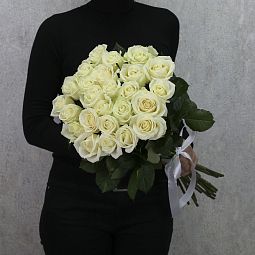 25 белых роз "Аваланч" 70 см