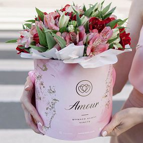 ***Букет в розовой шляпной коробке Amour Mini из 25 альстромерий микс