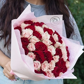 Букет из 51 красной и нежно-розовой розы 30 см (Кения)