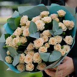 Букет «11 белых кустовых роз с эвкалиптом»
